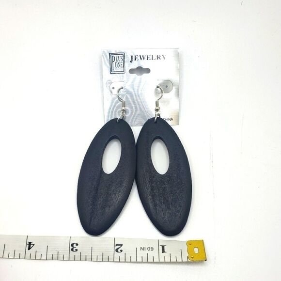 Black wood oval shape long boho style earrings - Picture 2 of 4